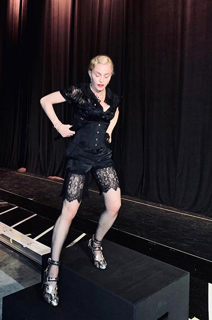 Шпагат на спине: Мадонна готовится к концертному туру и демонстрирует гибкость