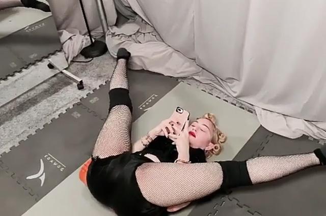 Шпагат на спине: Мадонна готовится к концертному туру и демонстрирует гибкость