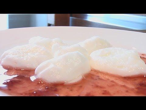 Снежки с клубничной подливкой – Кулинарные видео рецепты